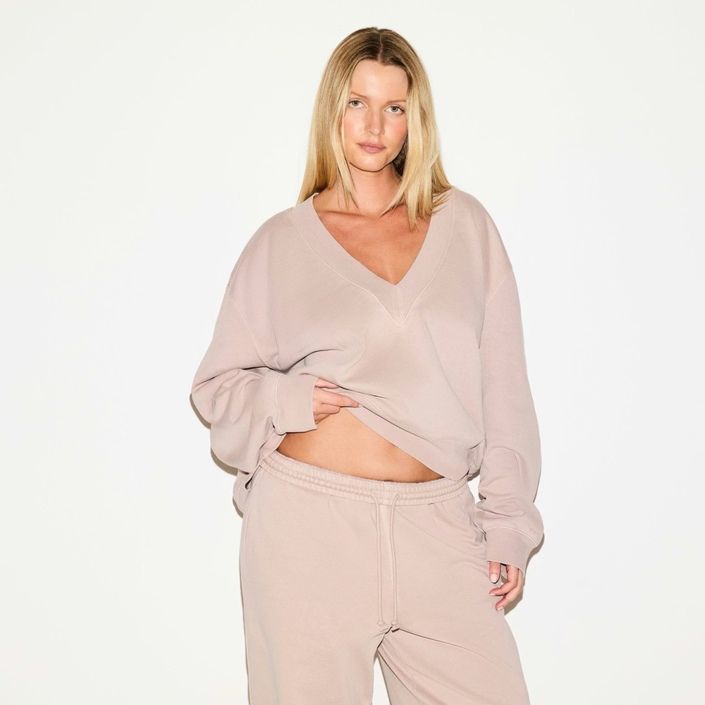 SKIMS Boyfriend Fleece Oversized V-Neck Pullover in Light Fawn L